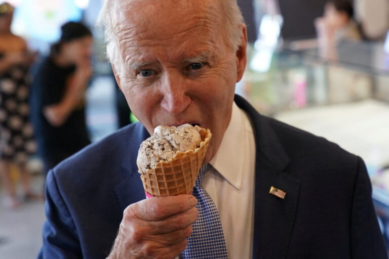 War er jemals wirklich der mächtigste Mann der Welt? Ex-US-Präsident Joe Biden soll kaum ein Dokument selbst unterzeichnet haben. FOTO:picture alliance / REUTERS | Kevin Lamarque