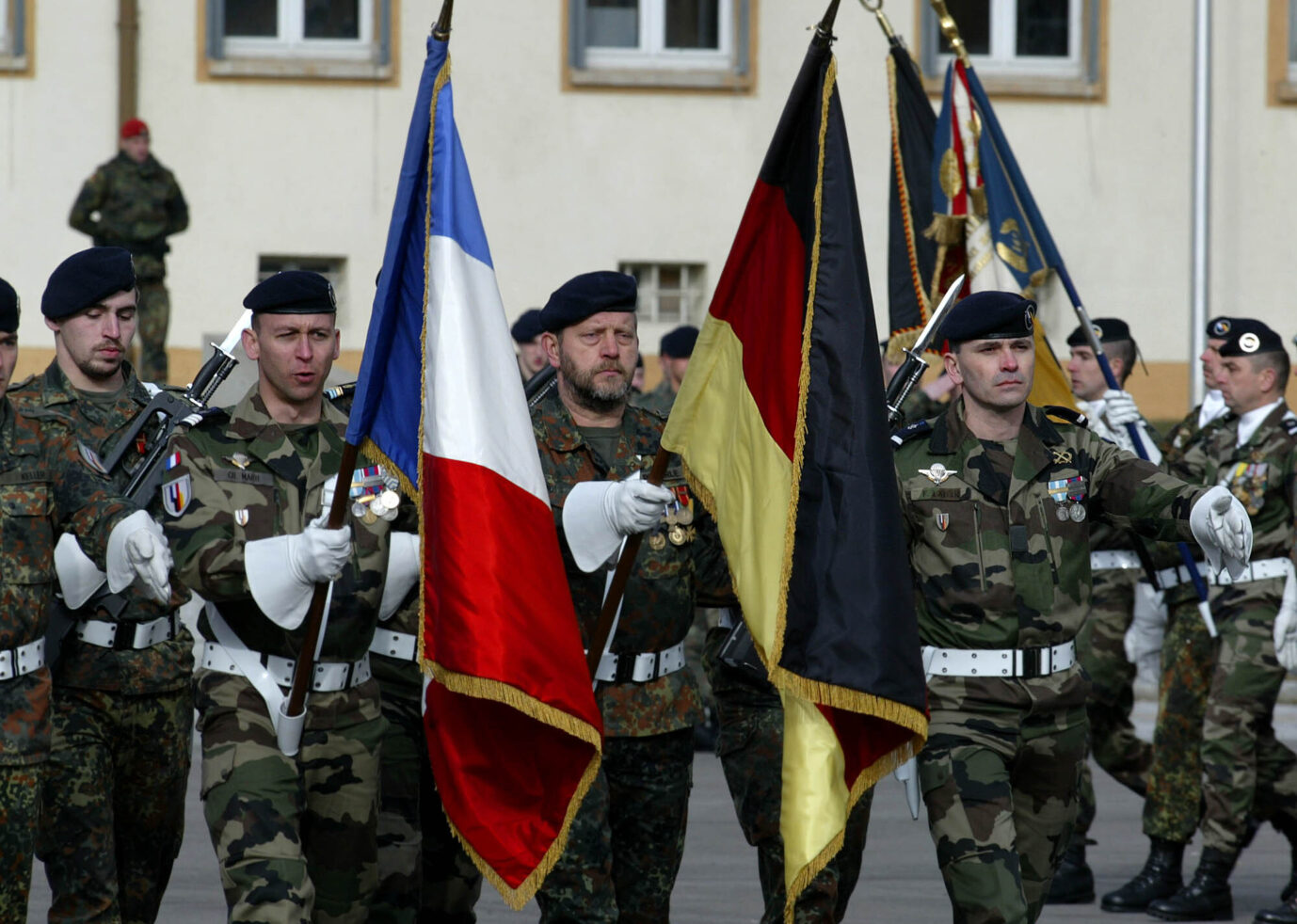 Soldaten der Deutsch-Franzoesischen Brigade prasentieren die Fahnen der Brigade am Donnerstag, 10. Maerz 2005 in Muellheim waehrend des feierlichen Rueckkehrappells der Truppe nach dem Auslandsaussatz in Afghanistan. 1000 deutsche und franzoesische Soldaten der Brigade waren vom 27. Juli 2004 bis Januar 2005 an der International Security Assistance Force (ISAF) in Kabul und der Provinz Kabul beteiligt. Aktuell wird viel diskutiert über eine europäische Armee.(AP PHOTO/Winfried Rothermel) -- Soldiers of the French-German brigade show their banners in Muellheim , southern Germany, Thursday, March 10, 200 after their return from Afghanistan. Some 1000 German and French soldiers were engaged from July 27, 2004 until January 2005 in the International Security Assistance Force (ISAF) in Kabul and the province of Kabul. (AP PHOTO/Winfried Rothermel)