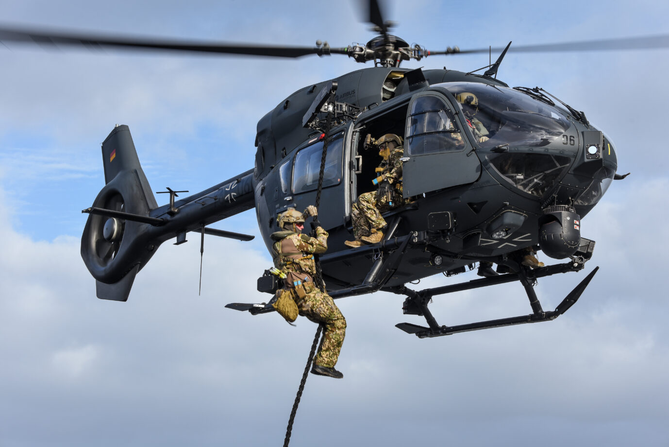 Eckernförde, Schleswig-Holstein, zum Besuch des Bundesverteidigungsministers demonstriert das Seebataillon der Marine bei einer Übung ihre Fähigkeiten. Der Bundeswehr fehlt es an Geld.Im Bild: Boarding Demonstration auf der Fregatte Hessen über Hubschrauber, Airbus Helicopters H145M (Fast Roping = schnelles Abseilen im Kampf).