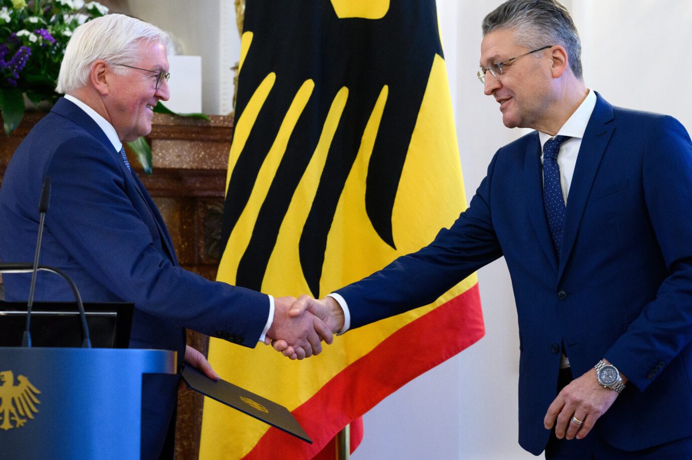 m Januar 2024 nimmt Ex-RKI-Präsident Lothar Wieler (rechts) für seine treuen Dienste während der Corona-Jahre das Bundesverdienstkreuz von Bundespräsident Frank-Walter Steinmeier entgegen.