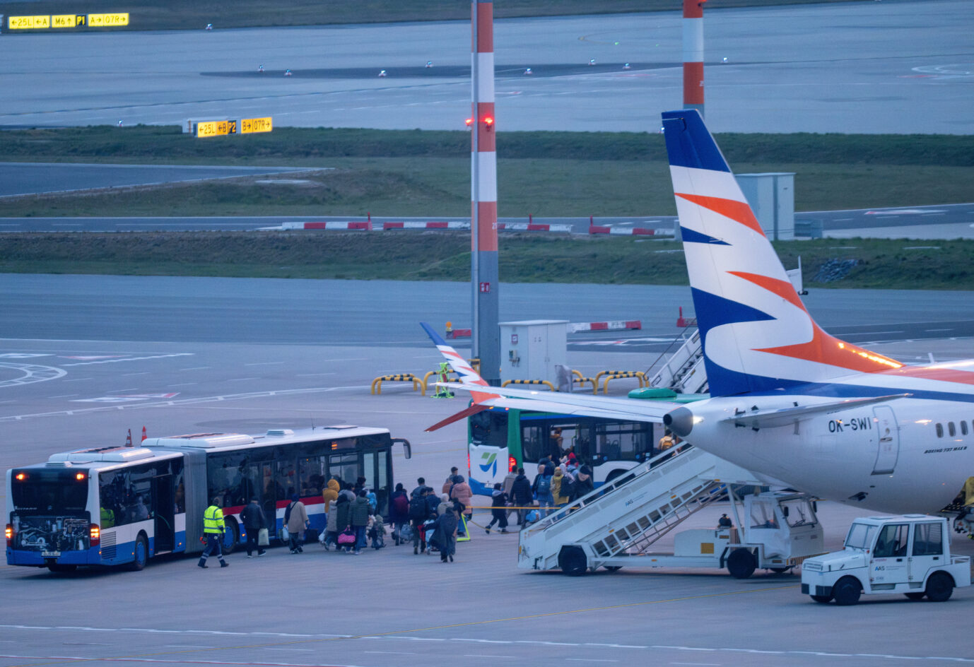 Das Foto zeigt die Ankunft von Afghanen am Flughafen BER