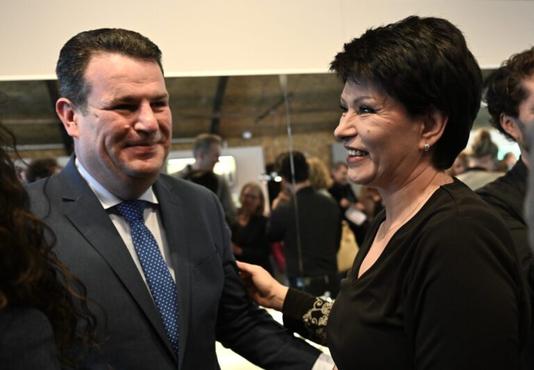 Das Foto zeigt Arbeitsminister Hubertus Heil mit einer Ukrainerin.