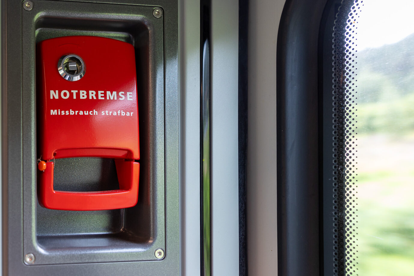 Eine rote Notbremse in einem Zug der Deutschen Bahn – ein Symbolbild für die Schuldenbremse, die die künftige Bundesregierung wohl per Sondervermögen umgehen will, unter anderem um die Bundeswehr wegen des Ukraine-Kriegs aufzurüsten