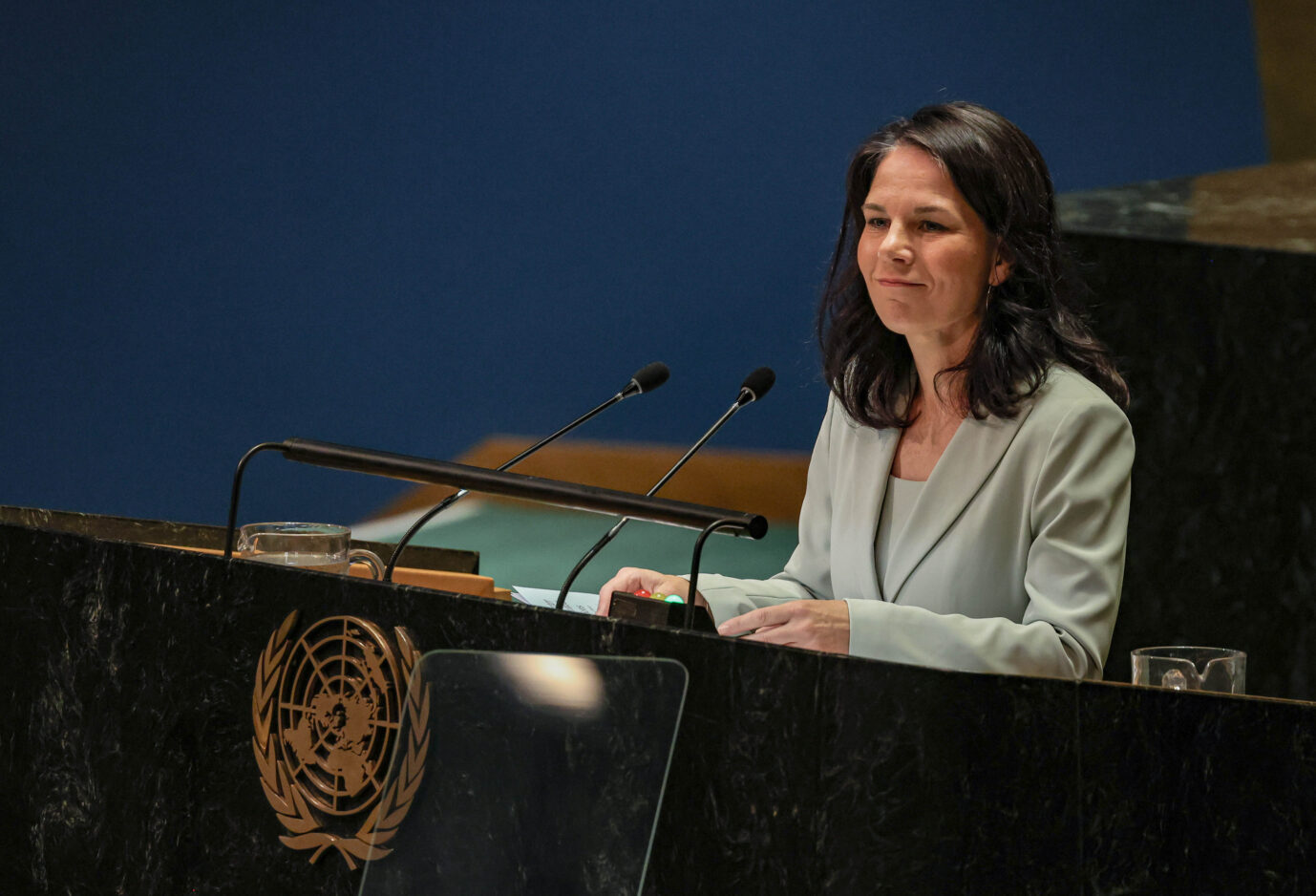 Das Foto zeigt Bundesaußenministerin Annalena Baerbock bei einer Rede vor der UN-Generalversammlung, deren Präsidentin sie im Herbst werden soll.