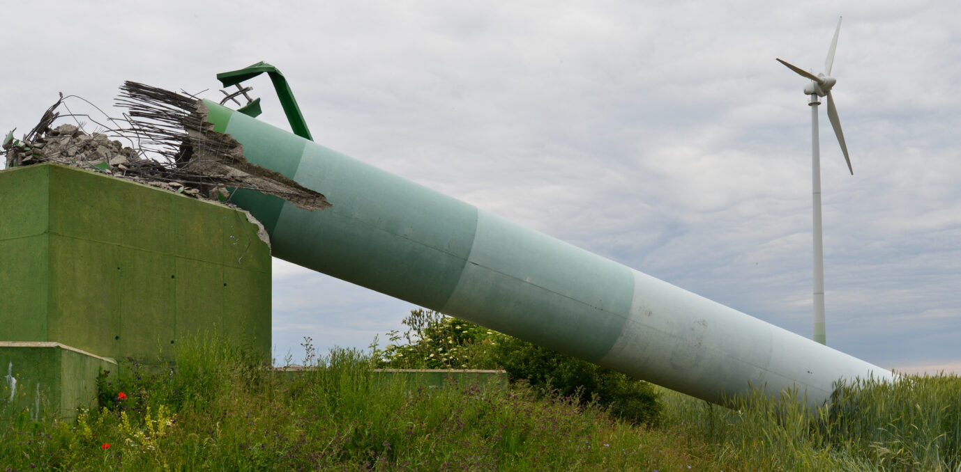 Ein Windrad ist umgestürzt und liegt zerschlagen auf einem Feld im ländlichen Brandenburg – allzu viel tragen Windräder aber ohnehin nicht zur deutschen Stromerzeugung bei