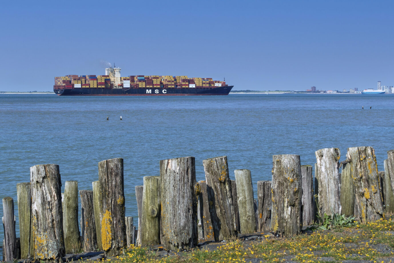 Ein Schweizer MSC Containerschiff geht auf große Fahrt.