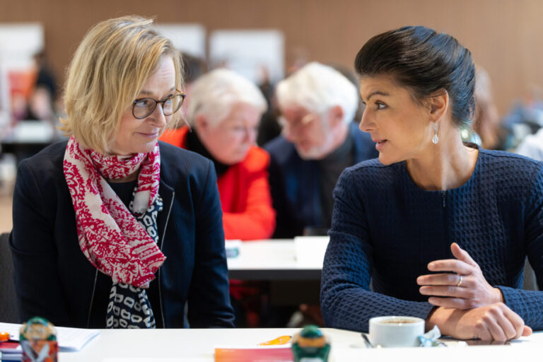 Thüringens Finanzministerin Katja Wolf (BSW) und ihre Parteichefin Sahra Wagenknecht: Wolfs Landesverband erreichte bei der Bundestagswahl das zweitschlechteste Zweitstimmenergebnis in den neuen Bundesländern. (Themenbild)