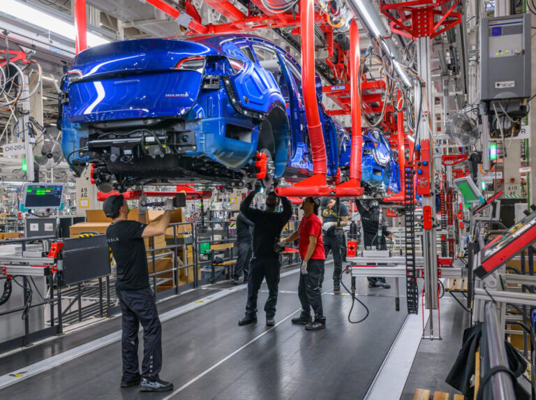 Produktion von Elektrofahrzeugen vom Typ Tesla Model Y im Werk der Tesla Gigafactory Berlin-Brandenburg. FOTO: picture alliance/dpa | Patrick Pleu