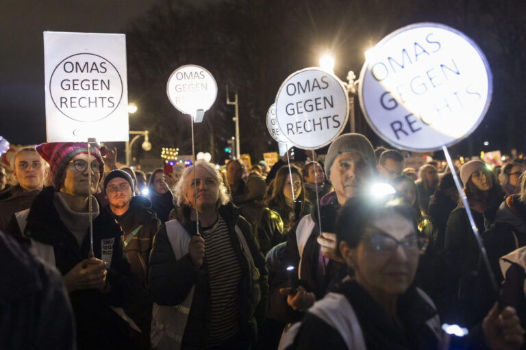 Das Fotos zeigt Vertreter der NGO „Omas gegen rechts“ bei einer Anti-CDU-Demo in Berlin.