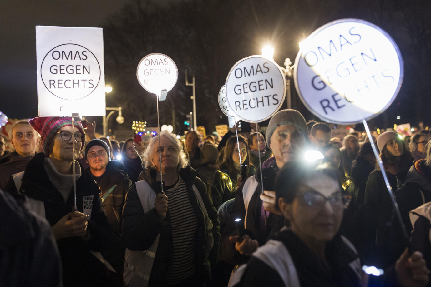 Das Fotos zeigt Vertreter der NGO „Omas gegen rechts“ bei einer Anti-CDU-Demo in Berlin.