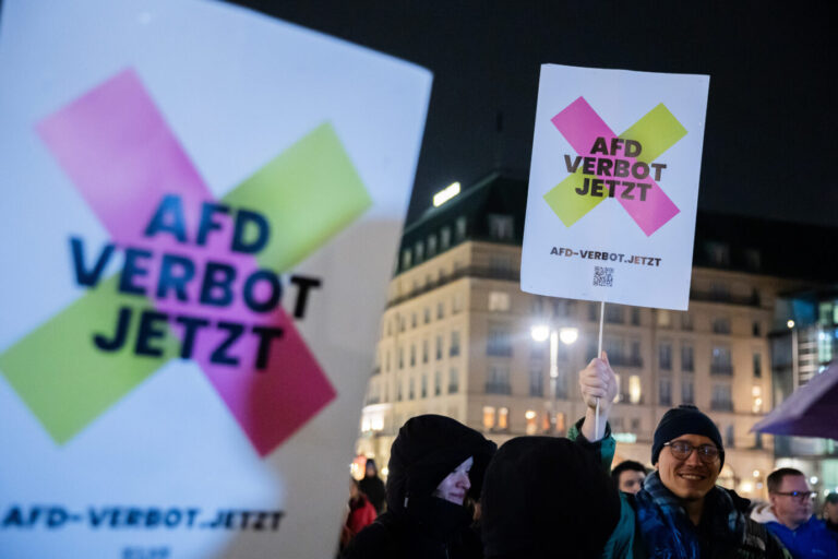 „AfD Verbot jetzt“ steht bei einer Kundgebung gegen die Asylpolitik von CDU/CSU und der AfD am Brandenburger Tor auf dem Plakaten.