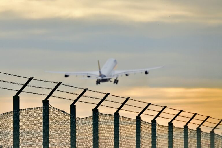 Das Foto soll einen Flug zur Durchführung von Abschiebungen symbolisieren.