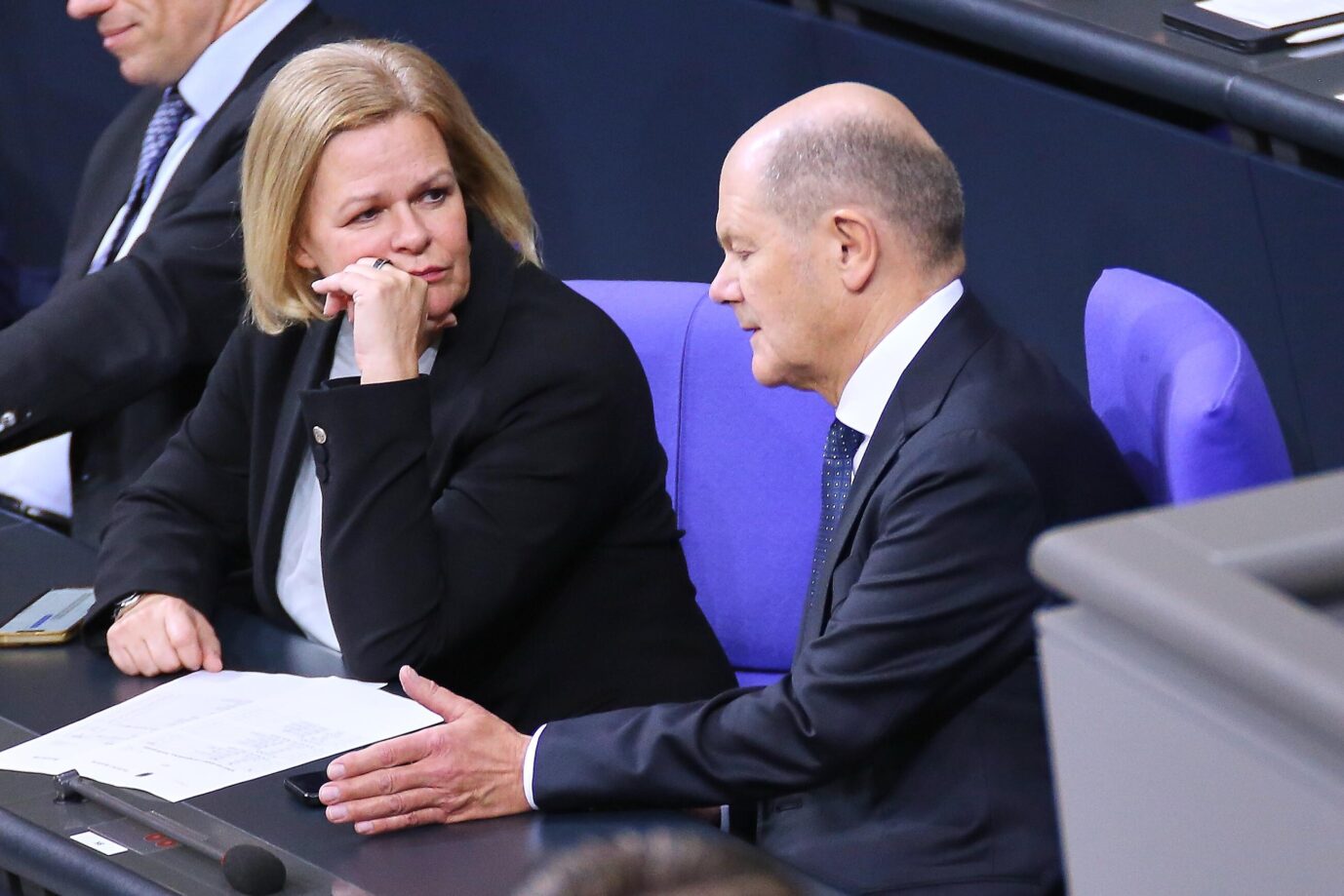 Berlin, Deutschland: Deutscher Bundestag: 211. Bundestagssitzung: Bundesministerin des Innern und für Heimat Nancy Faeser (SPD) und Bundeskanzler Olaf Scholz (SPD). Aktuell wird viel über Asyl diskutiert.