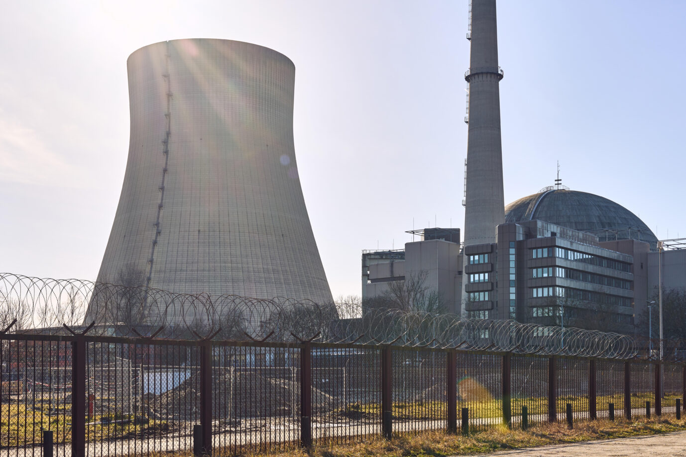 Kühlturm und Reaktorgebäude des abgeschalteten Kernkraftwerks Isar II in Essenbach.