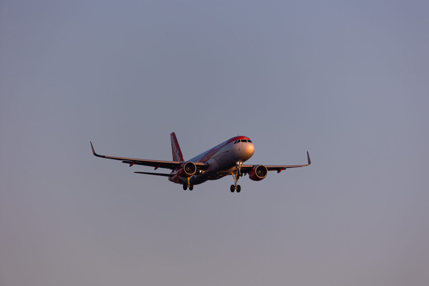 Ein am Flughafen Berlin Brandenburg ( BER ) landendes Flugzeug am Abend des 04. Februar 2025 in Schönefeld, Brandenburg. Deutschland fliegt regelmäßig Afghanen ein.