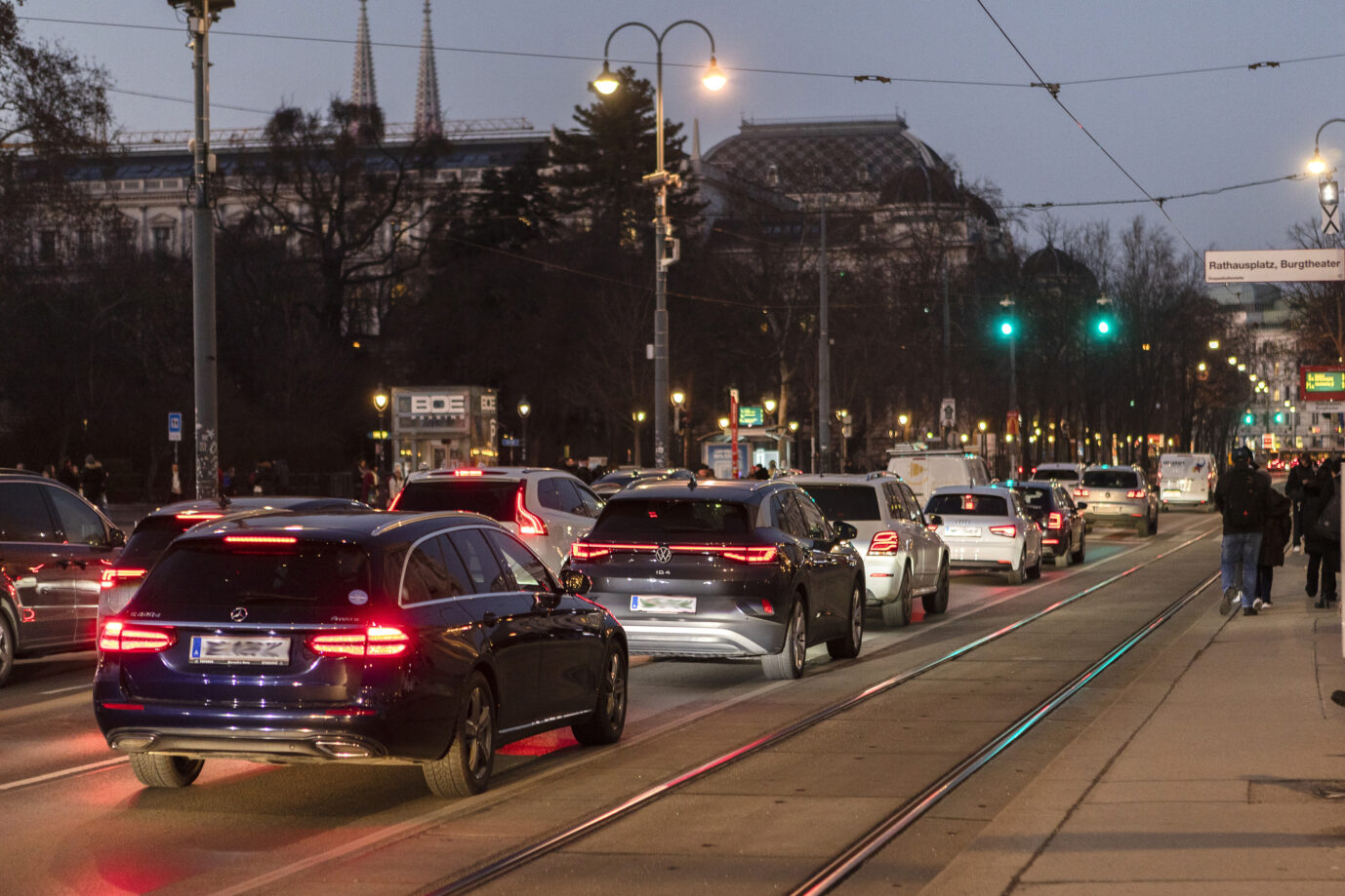 Verkehr auf der Wiener Ringstraße. Geht es nach den Plänen der SPÖ, sollen die Wiener bald keinen Platz mehr finden, ihr Auto zu parken - und so aus der Stadt verjagt werden. Foto:picture alliance / Weingartner-Foto / picturedesk.com |