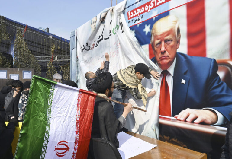 Das Foto zeigt ein Plakat mit US-Präsident Donald Trump in Teheran, der Hauptstadt des Iran