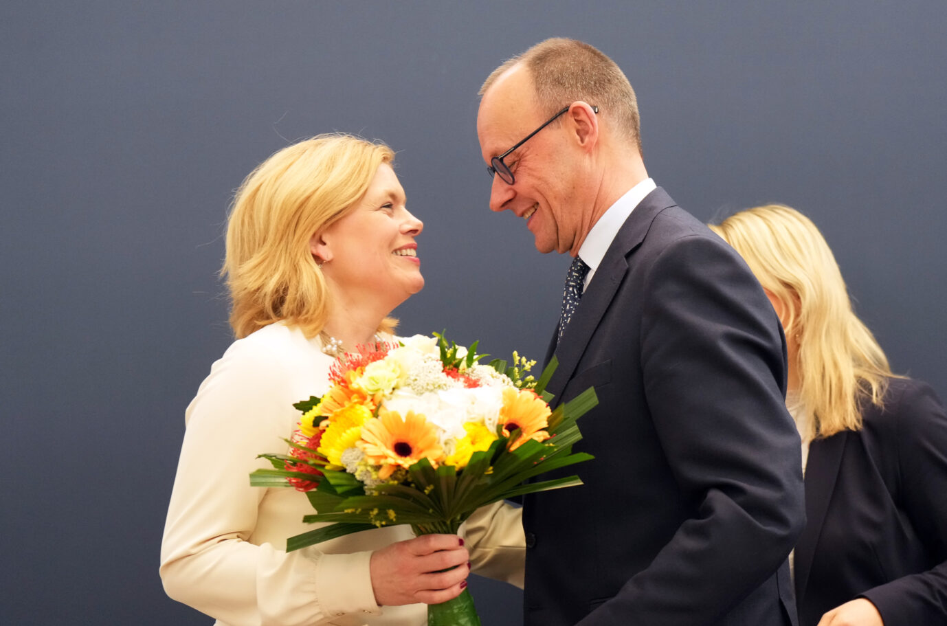 Friedrich Merz (M), CDU-Bundesvorsitzender und CDU/CSU-Fraktionsvorsitzender im Bundestag, erhält zu Beginn der Sitzung des CDU-Vorstands einen Blumenstrauß von Julia Klöckner (l), Bundesschatzmeisterin der CDU. Die Gremien der Bundesparteien kommen nach der Wahl zum 21. Deutschen Bundestag zu Beratungen zusammen.