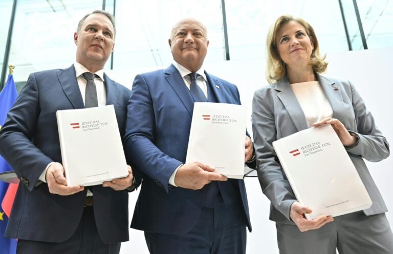 Österreich. Koalition. SPÖ-Chef Andreas Babler, ÖVP-Chef Christian Stocker und NEOS-Bundesparteichefin Beate Meinl-Reisinger im Rahmen der Präsentation des Regierungsprogramms von ÖVP, SPÖ und NEOS in Wien. - FOTO: picture alliance / HANS KLAUS TECHT / APA /