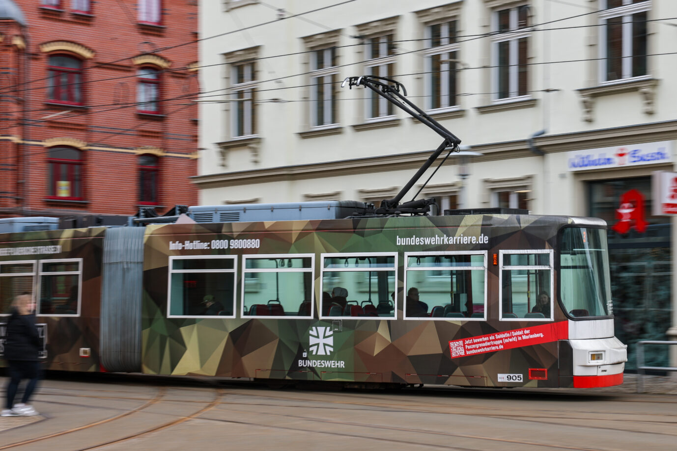 Das Foto zeigte eine Straßenbahn mit Bundeswehr-Werbung in Zwickau.