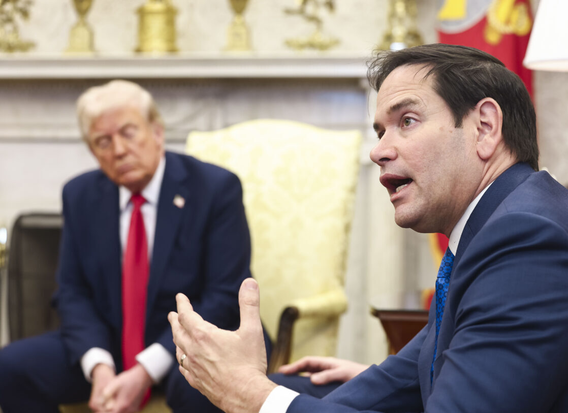 Machte noch einmal deutlich, wie ernst Trump seine Drohung meint: US-Außenminister Marco Rubio (r.) Foto:picture alliance / CNP/AdMedia | CNP/AdMedia