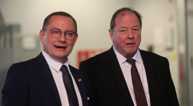 AfD-Chef Chrupalla (l.) und der Hamburger AfD-Chef Nockemann: Immerhin zugelegt. Foto: picture alliance/dpa | Markus Scholz