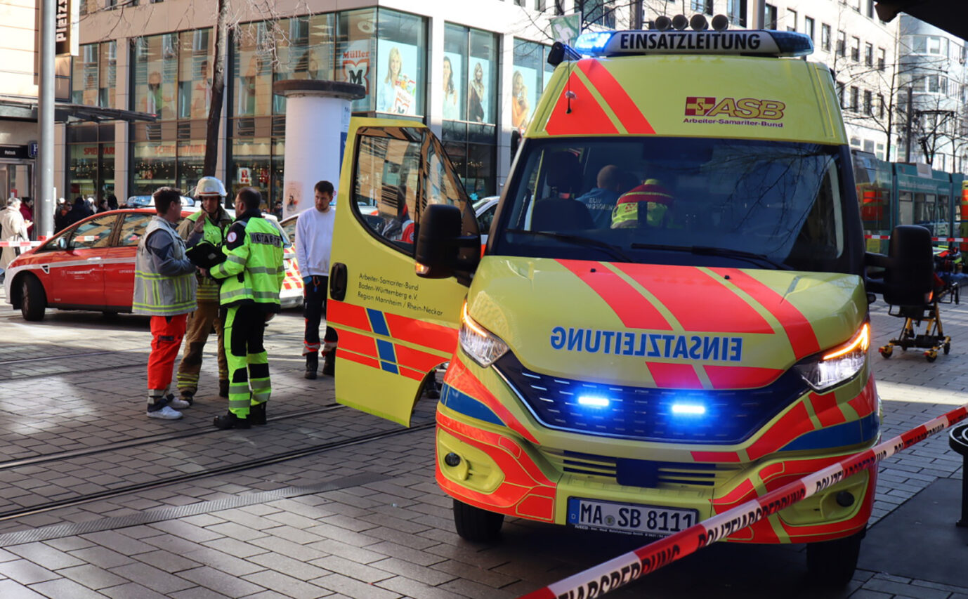 Aktualisiert Autofahrer rast in Mannheim in Menschenmenge