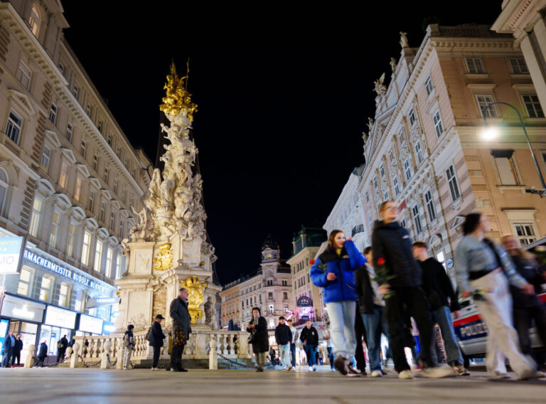 Hier, an der Wiener Pestsäule, endete die Fahrt eines betrunkenen Österreichers mit einem lauten "Allahu Akbar". FOTO: picture alliance / EVA MANHART