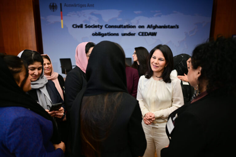 Das Foto zeigt Bundesaußenministerin Annalena Baerbock bei einem Treffen mit afghanischen Frauen.