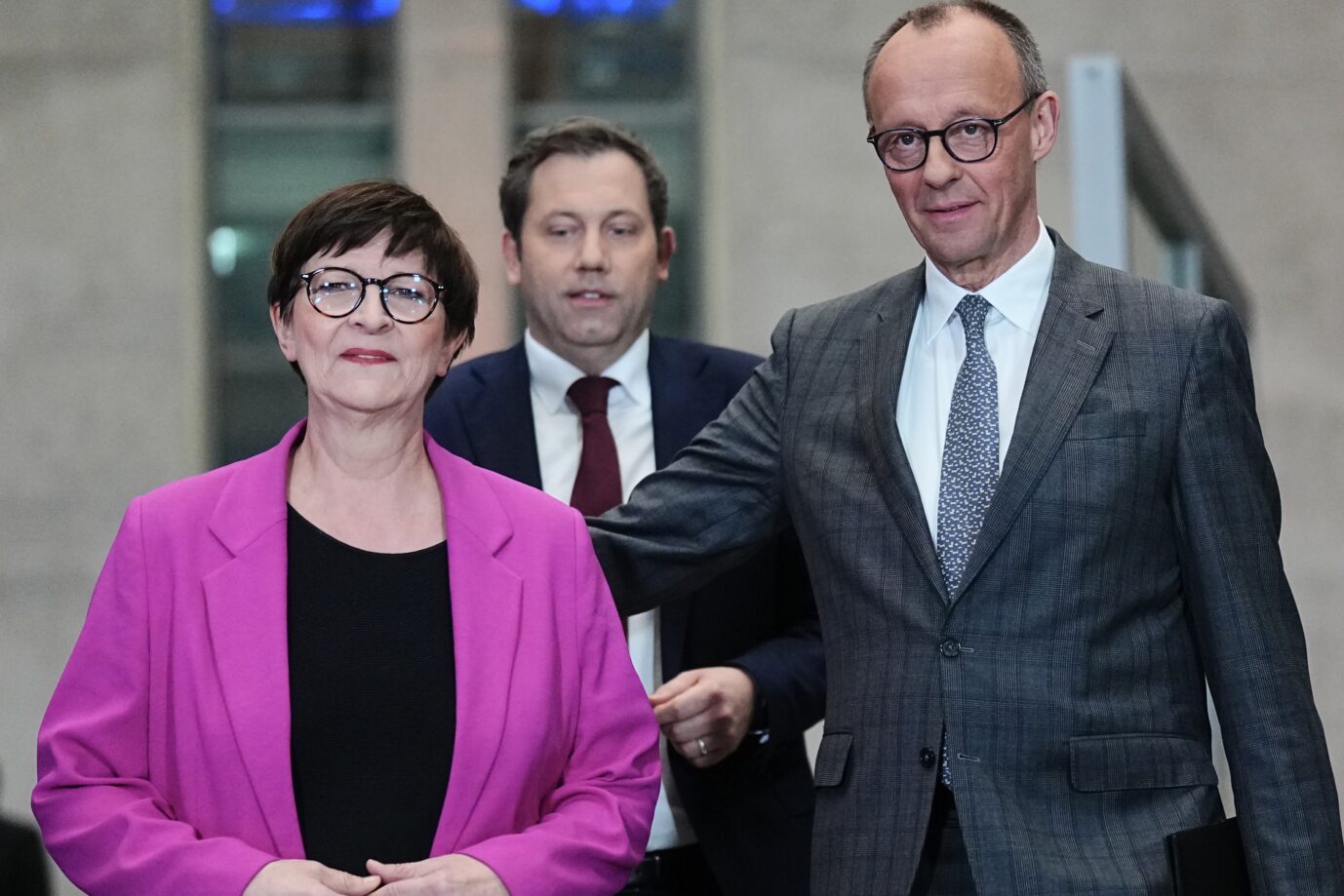 Suchen gemeinsamen Kurs in der Migrationspolitik: Die SPD-Vorsitzenden Saskia Esken und Lars Klingbeil sowie CDU-Chef Friedrich Merz. Foto: picture alliance/dpa | Kay Nietfeld