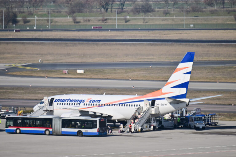 Das Foto zeigt das Charterflugzeug, das am 5. März Afghanen nach Berlin eingeflogen hat