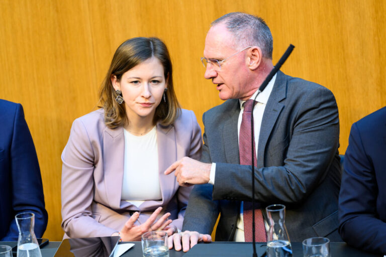 Warnen vor Asylbetrügern aus der UkrainerÖsterreichs Ministerin für Jugend, Familie, EU und Integration Claudia Plakolm (ÖVP) und Innenminister Gerhard Karner (ÖVP). FOTO: picture alliance / MAX SLOVENCIK