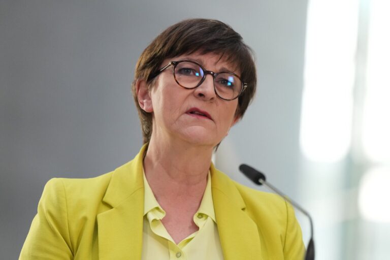 Keine Migrationswende: SPD-Chefin Saskia Esken bezeichnet Zurückweisungen an den Grenzen als „brandgefährlich“.