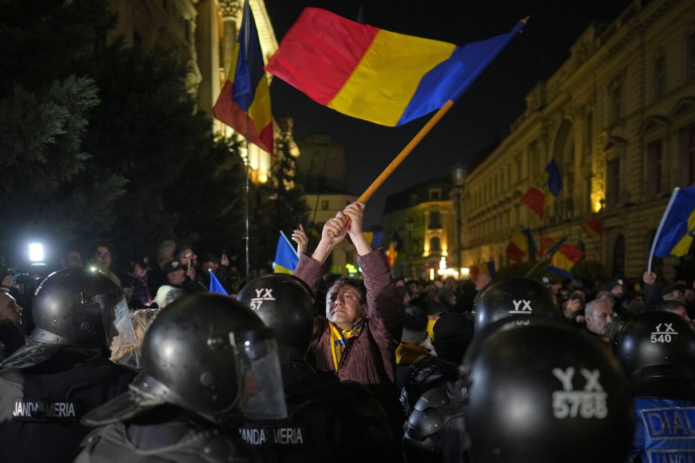 Rumänien: Vor dem Gebäude der Wahlkommission in Bukarest versammelten sich am Sonntag tausende Demonstranten, um gegen den Ausschluß Georgescus zu protestieren.