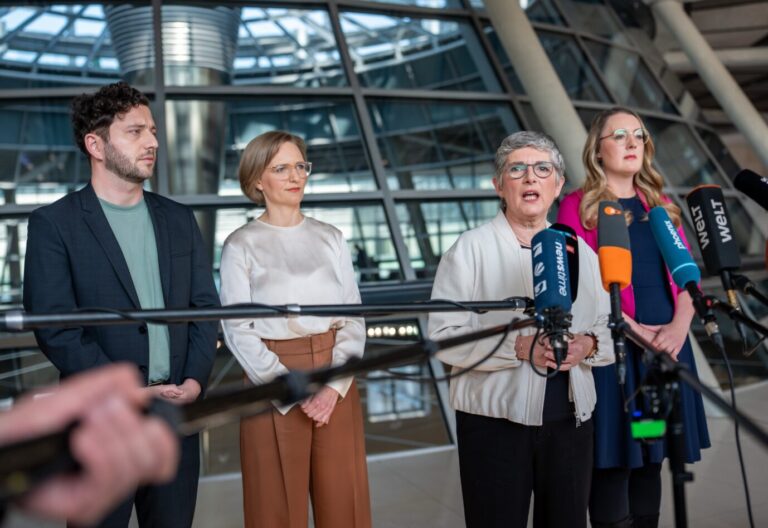 Felix Banaszak, Bundesvorsitzender von Bündnis 90/Die Grünen, (l-r) Franziska Brantner, Bundesvorsitzende von Bündnis 90/Die Grünen, Britta Haßelmann, Bundestagsfraktionsvorsitzende von Bündnis 90/Die Grünen, und Katharina Dröge, Bundestagsfraktionsvorsitzende von Bündnis 90/Die Grünen, sprechen vor Beginn der Fraktionssitzungen im Bundestag. Bei einer geplanten Sondersitzung im Bundestag sollen weitreichende Grundgesetzänderungen beschlossen werden. Das Spitzenpersonal der Grünen spricht sich gegen die geplante Grundgesetzänderung zur historischen Schuldenaufnahme aus. Foto: picture alliance/dpa | Michael Kappeler