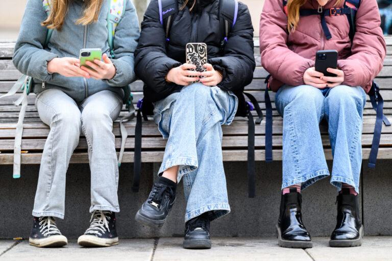 Das Foto zeigt Schüler mit Handys