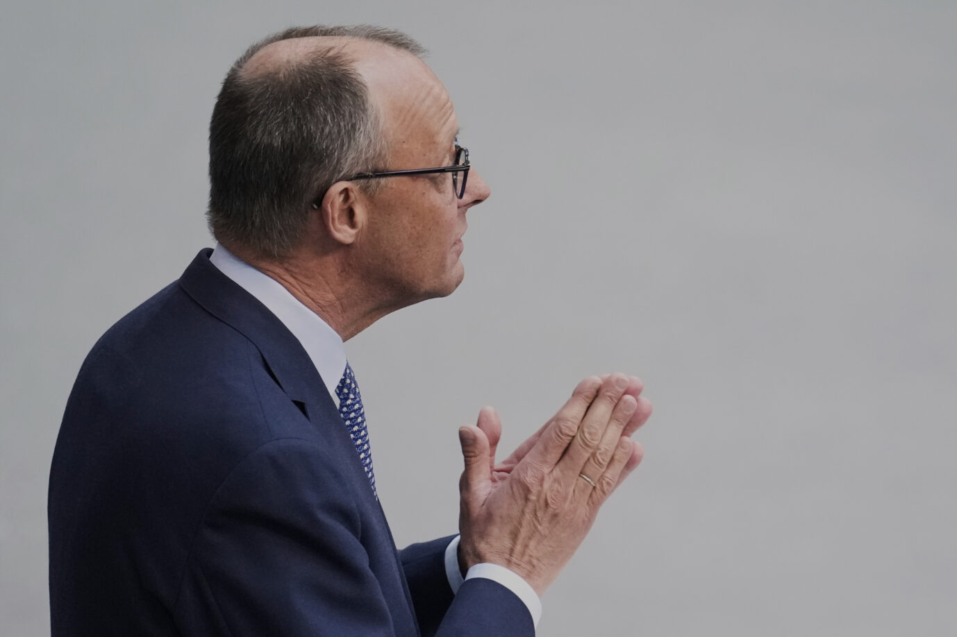 Friedrich Merz während seiner Rede: Er macht den großen Kotau vor den Grünen. Ist er ein Opportunist? Foto: picture alliance / ASSOCIATED PRESS | Ebrahim Noroozi