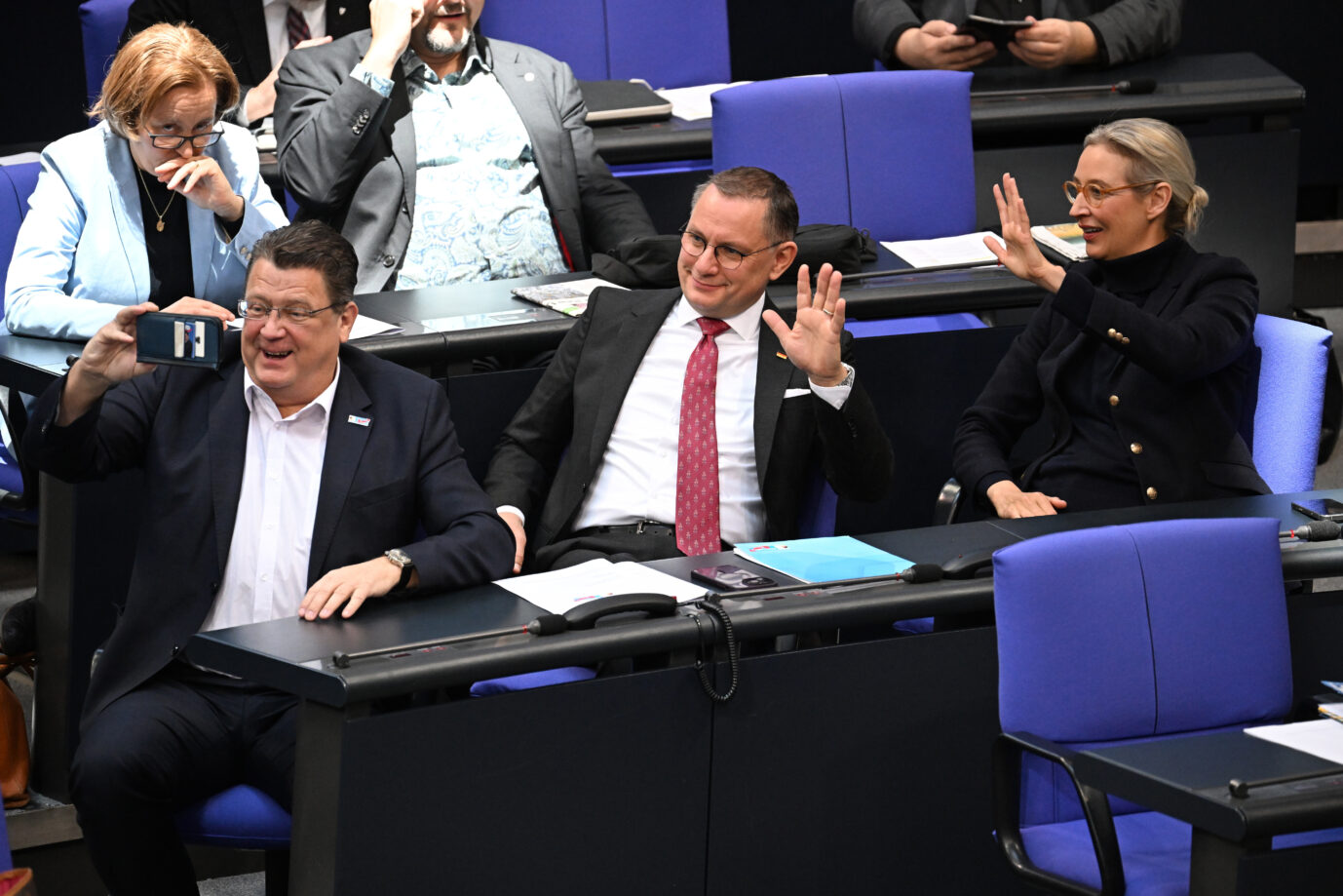 AfD auf Erfolgskurs: Tino Chrupalla und Alice Weidel grüßen in die Kamera von Stephan Brandner.