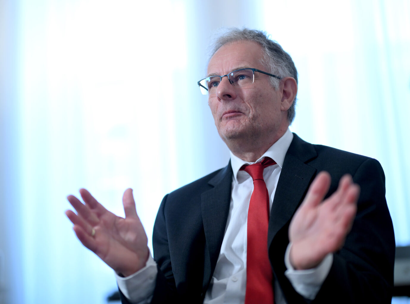 Budget. Er sieht ein drohendes EU-Defizitverfahren gegen Österreich locker: Finanzminister Markus Marterbauer (SPÖ). FOTO: picture alliance / ROLAND SCHLAGER / APA /