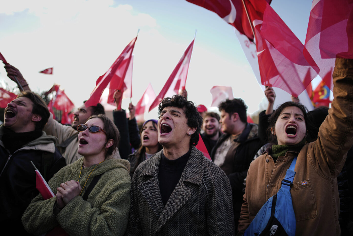 Junge Leute fordern die Regierung in Istanbul zum Rücktritt auf: Die Proteste gegen gegen Erdoğan haben sich inzwischen auf das ganze Land ausgeweitet. Foto: picture alliance / ASSOCIATED PRESS | Emrah Gurel