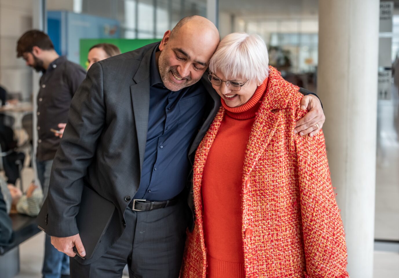 Nach der Abstimmung versöhnliche Gesichter: Omid Nouripour bezwingt Claudia Roth beim internen Kampf der Grünen um den Bundestagsvizepräsidenten.