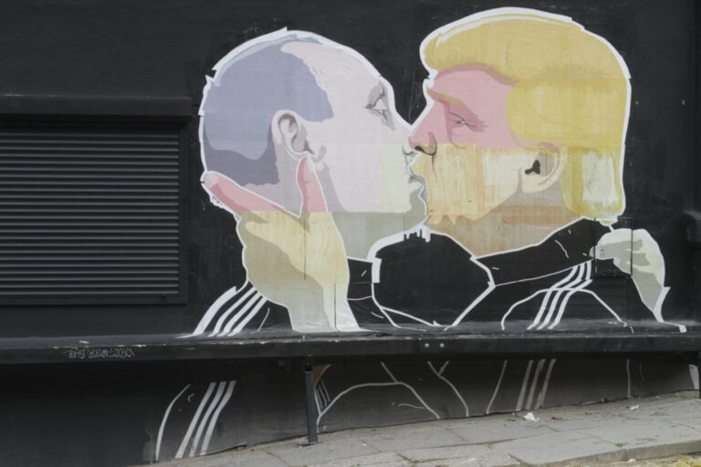 Trump und Putin, die USA und Rußland, in Liebe vereint... doch was wird aus Europa und der Ukraine? Ein Graffiti in Wilna. Foto: picture alliance / dpa | Valda Kalnina