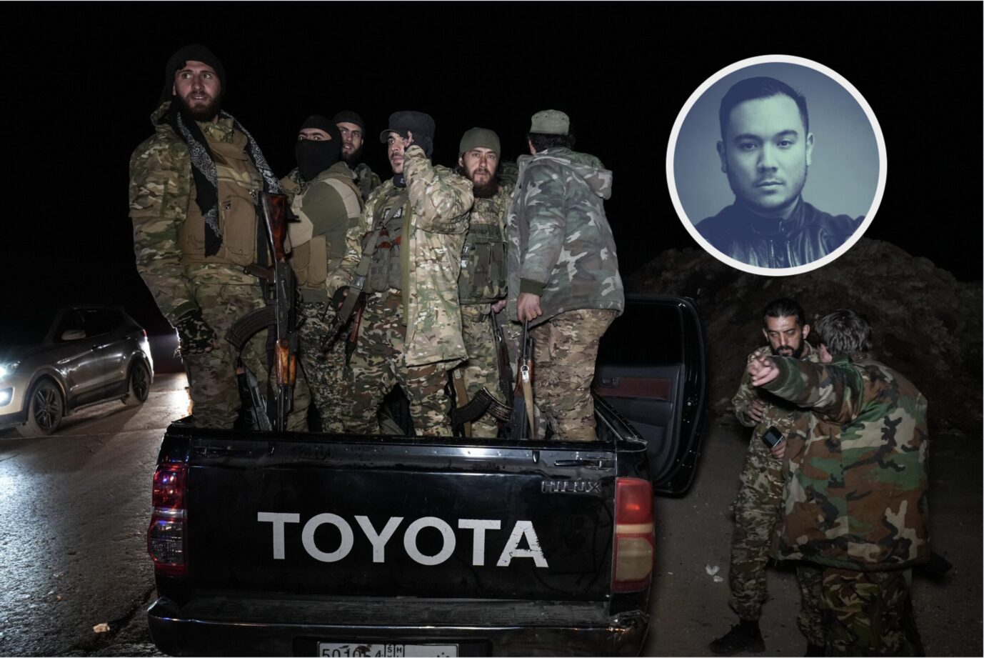 Auf einem Toyota-Pickuptruck stehen Assad-Loyalisten mit Kalaschnikows, März 2025 – der Bürgerkrieg zwischen Assad-Anhängern und der HTS in Syrien scheint noch nicht vorbei