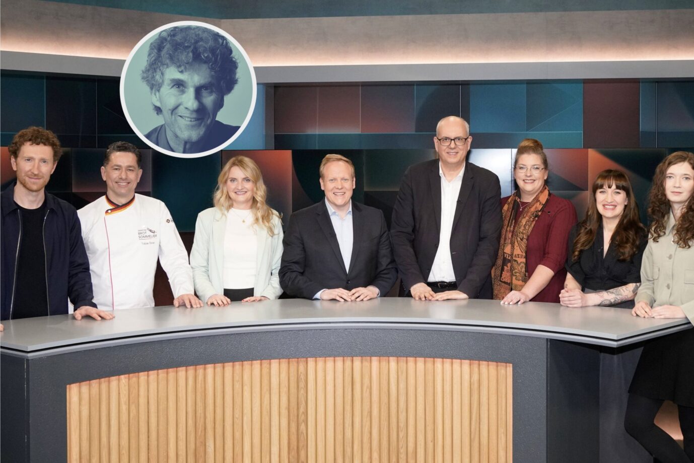 In einer Reihe stehen die Gäste der „hart aber fair“-Sendung vom Montag: Moderator Louis Klamroth, Bäckermeister Tobias Exner, Unternehmerin Isabel Grupp-Kofler, CDU-Wirtschaftspolitiker Tilman Kuban, Bremens Bürgermeister Andreas Bovenschulte (SPD), Bürgergeldempfängerin und SPD-Politikerin Sasa Zatata, Linken-Politikerin Heidi Reichinnek und Journalistin Anna Mayr – alle zusammen sprachen sie über das Thema Bürgergeld