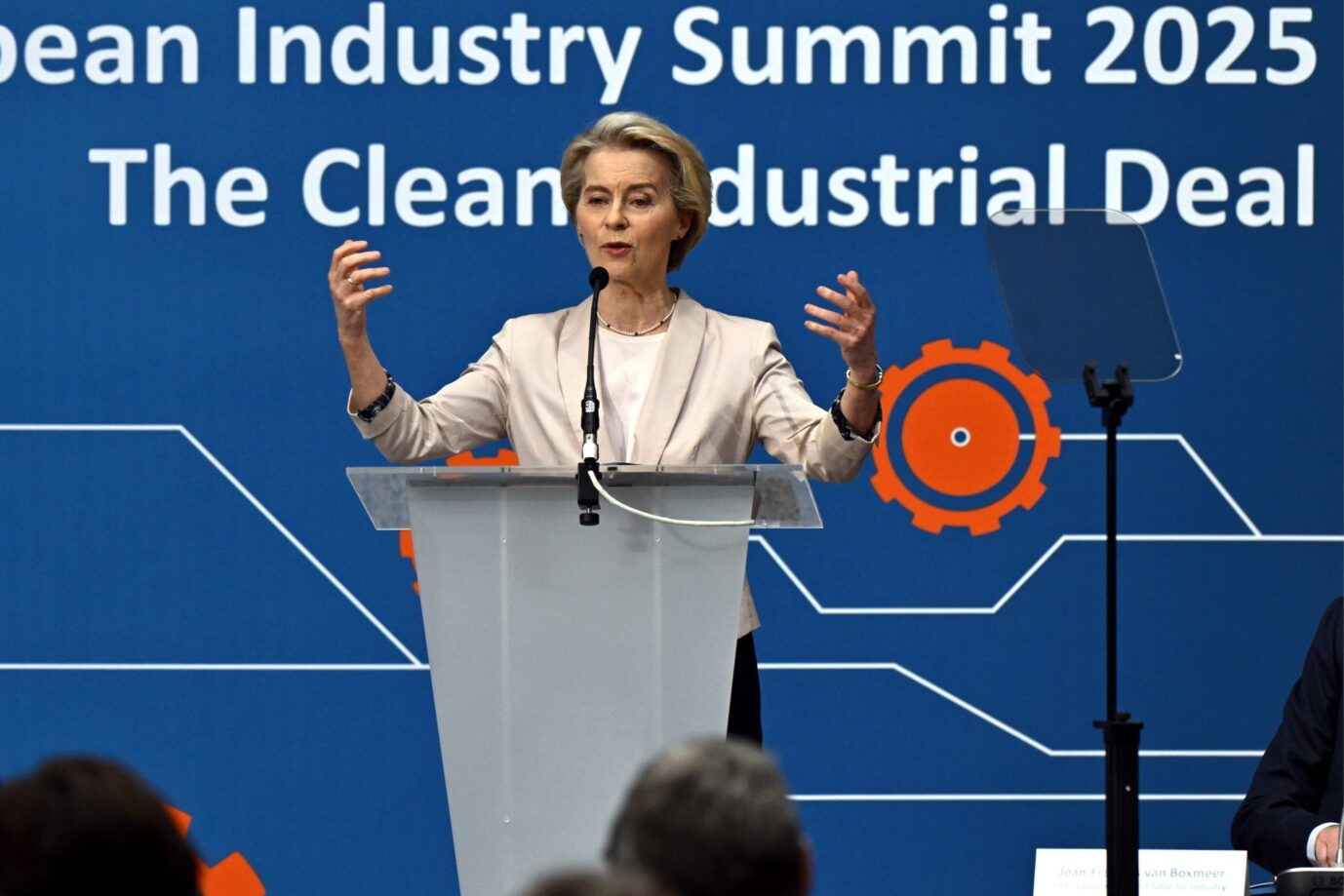 Das Bild zeigt EU-Kommissionspräsidentin Ursula von der Leyen (CDU) bei der Vorstellung vom „Clean Industrial Deal“.