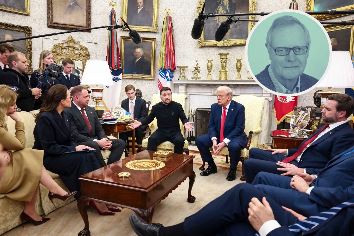 Das Bild zeigt Donald Trump, Wolodymyr Selenskyj, JD Vance sowie Journalisten und Diplomaten im Weißen Haus.