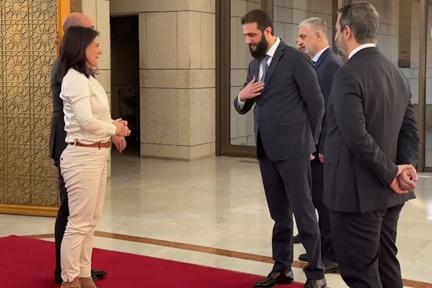 Das Bild zeigt Annalena Baerbock von den Grünen beim Staatsbesuch in Syrien. Ihre Außenpolitik ist gescheitert.