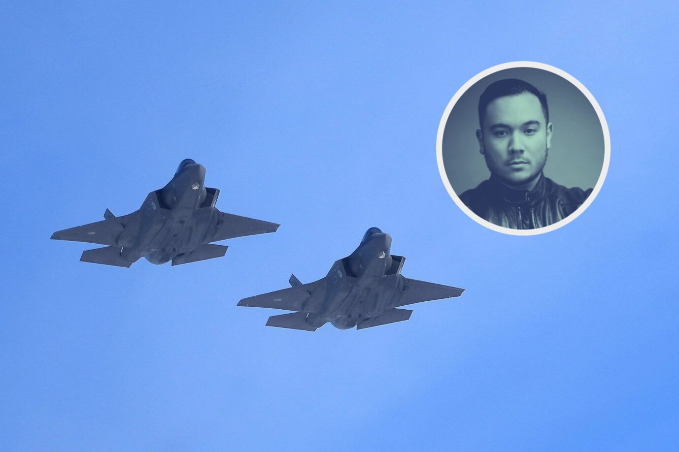 Das Foto zeigt zwei F-35-Jets am Himmel und soll die deutsche Rüstungspolitik symbolisieren.