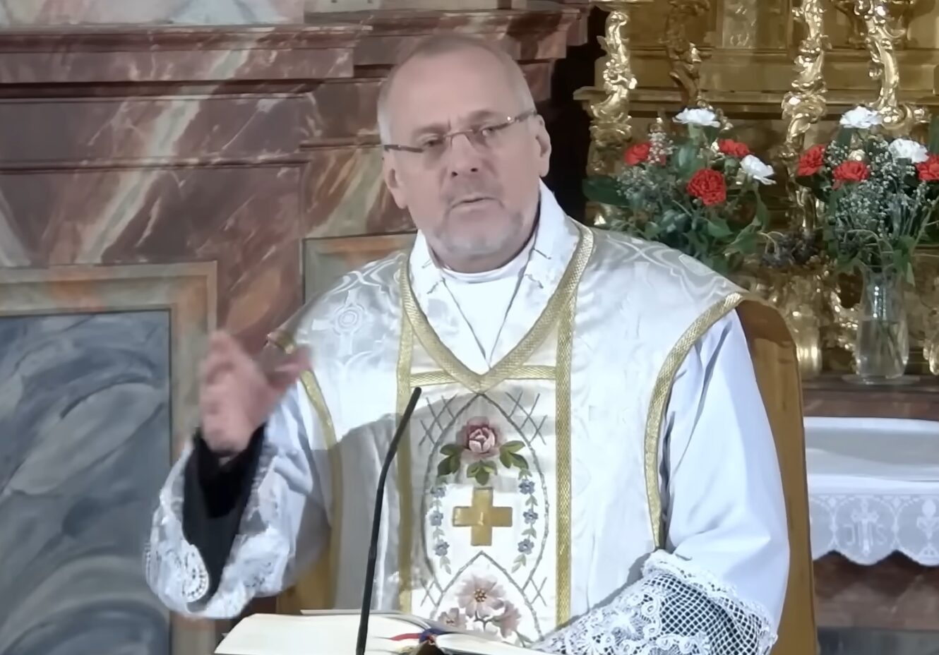 Seine Predigt sorgt für Schnappatmung: Pfarrer Roger Ibounigg. Screenshot: YouTube / JF