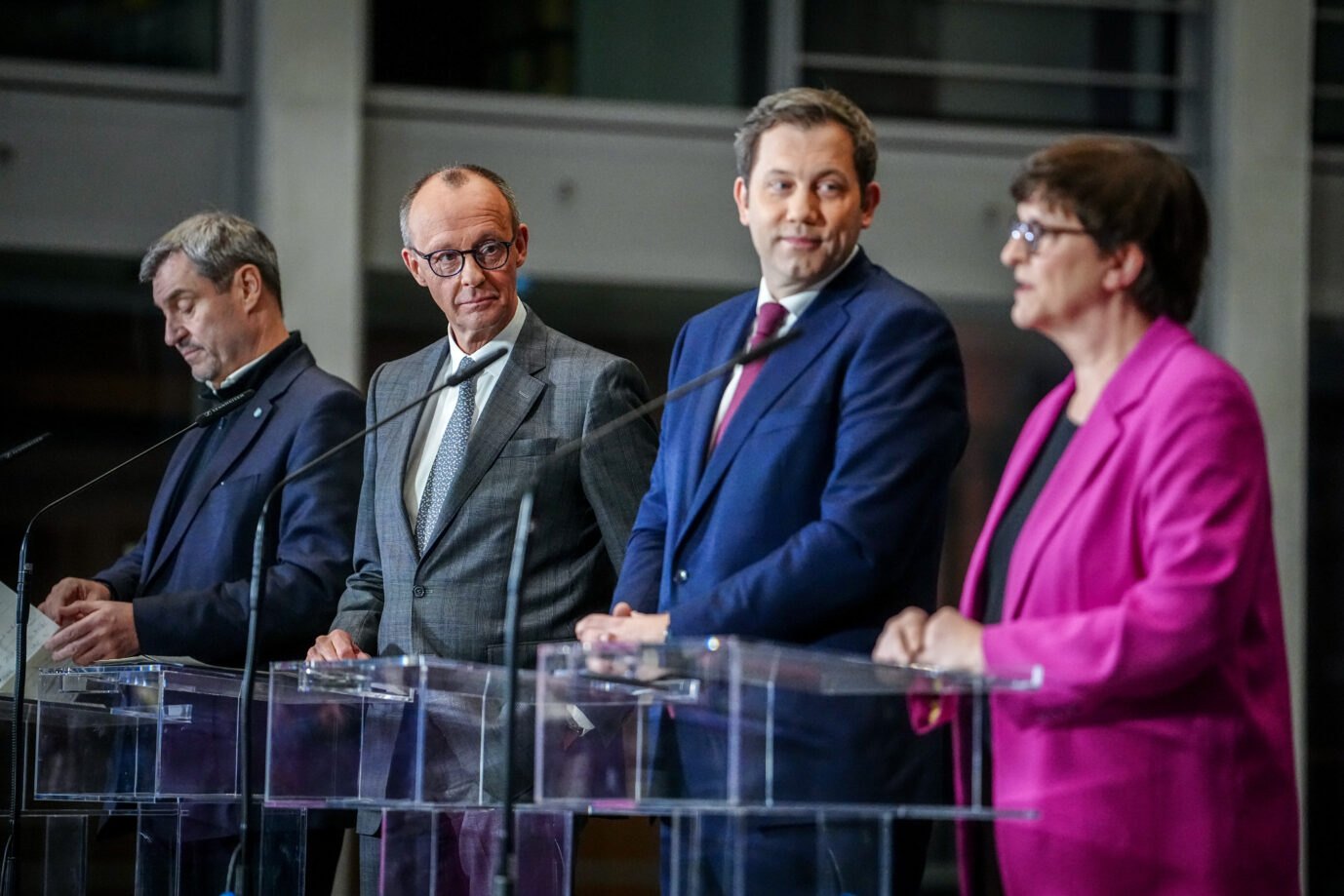 Markus Söder (l-r), Vorsitzender der CSU und Ministerpräsident von Bayern, Friedrich Merz, Kanzlerkandidat der Union, Fraktionsvorsitzender der Union und Bundesvorsitzender der CDU, Lars Klingbeil, Fraktionsvorsitzender der SPD und Bundesvorsitzender, und Saskia Esken, Parteivorsitzende der SPD, geben eine Pressekonferenz zu den Sondierungsgesprächen zwischen der Union und der SPD.